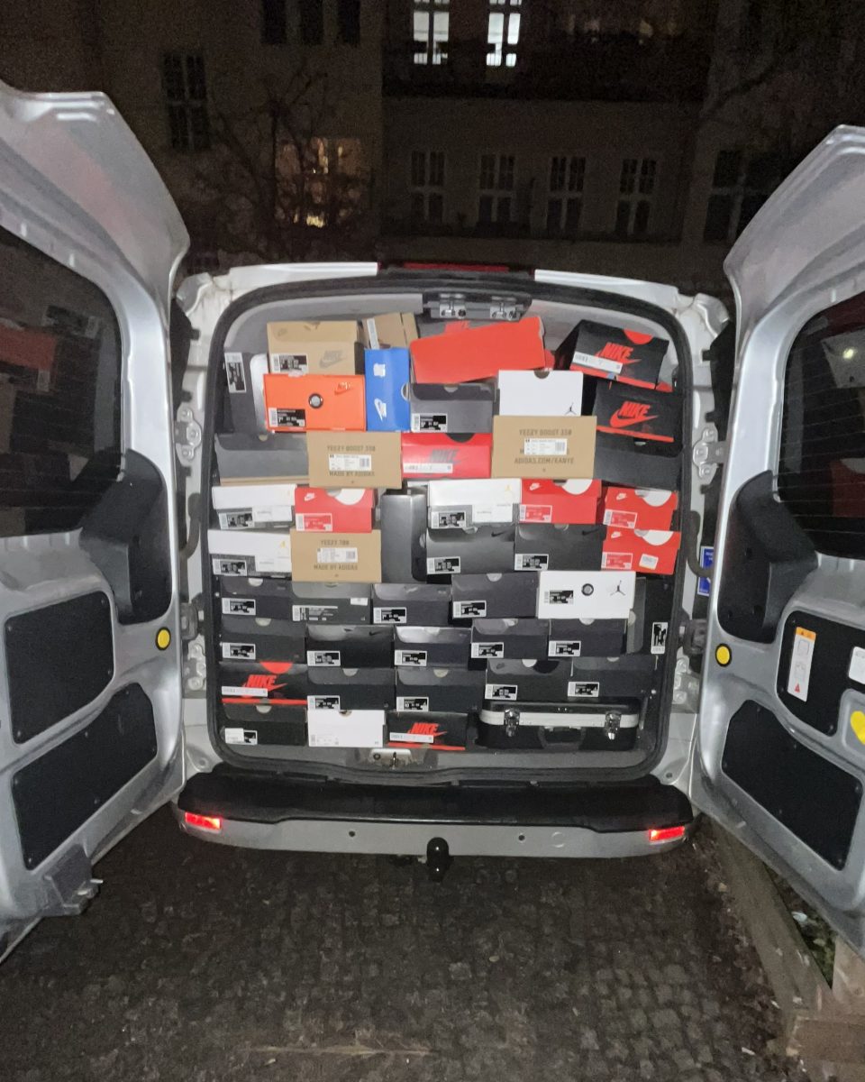 Transporter von JM-Resell, bis unters Dach beladen mit Sneaker-Kartons nach einer Abholung